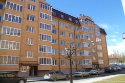 Продается 3-комнатная квартира в Ессентуках, ул. Октябрьская площадь 31